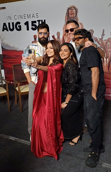 தங்கலான் படக்குழு.